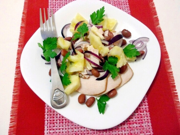 Салат с курицей, ананасом и красной фасолью Салат с курицей, ананасом и красной фасолью