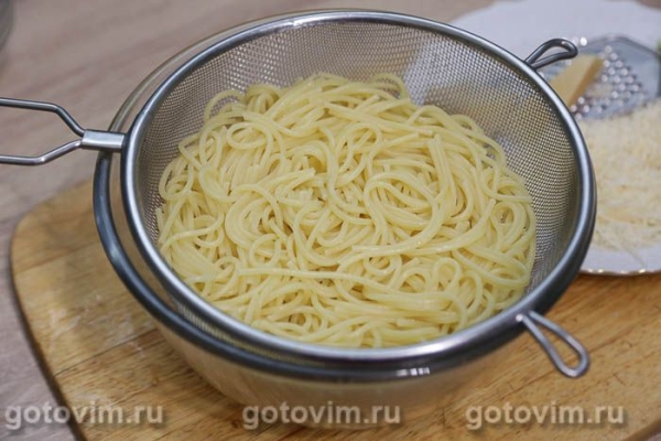 Паста карбонара с беконом и лисичками в мультиварке
