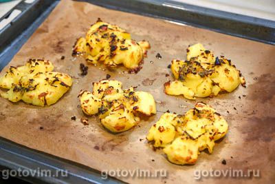 Мятая картошка с соусом мохо в духовке