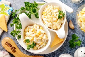 Салат с ананасом, сыром и кукурузой Салат с ананасом, сыром и кукурузой