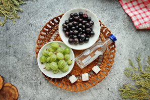 Настойка из черной смородины с крыжовником Настойка из черной смородины с крыжовником