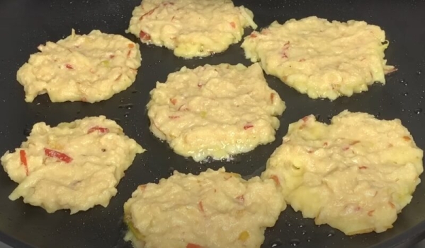 Смешайте яблоки с манкой. Вот как нужно готовить вкусные и сытные оладьи Смешайте яблоки с манкой. Вот как нужно готовить вкусные и сытные оладьи