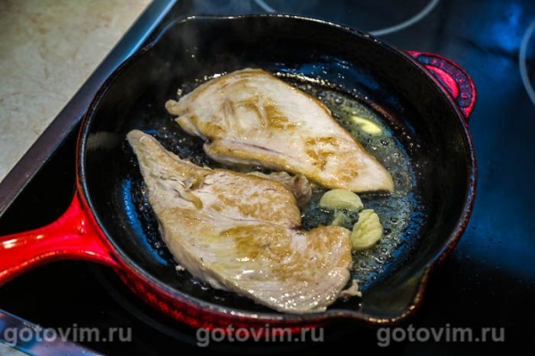 Куриная грудка со спаржей, чесноком и сливочным маслом Куриная грудка со спаржей, чесноком и сливочным маслом