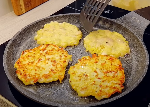 Что может быть проще и вкуснее: сочные лепешки из куриного мяса и картофеля. Потрясающий ужин на сковороде