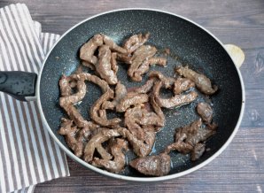 Мясо с грибами в горшочках Мясо с грибами в горшочках