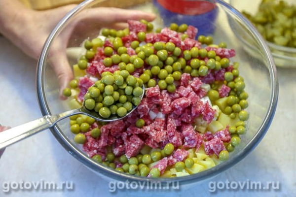 Оливье с копченой колбасой Оливье с копченой колбасой