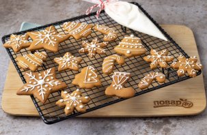 Имбирные новогодние пряники с глазурью Имбирные новогодние пряники с глазурью