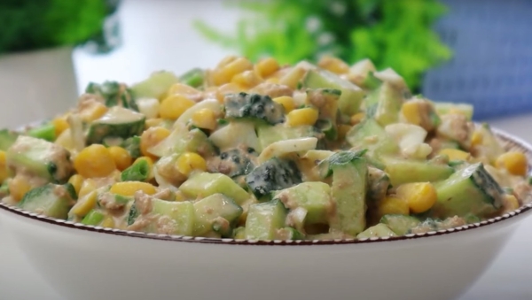 Простой летний салат с кукурузой: вкусно и быстро. Рецепт за пять минут Простой летний салат с кукурузой: вкусно и быстро. Рецепт за пять минут