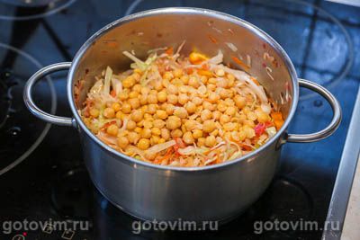 Солянка из квашеной и свежей капусты с нутом и курагой