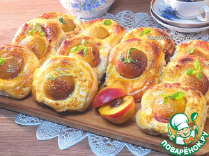 Открытые булочки с кремом и нектаринами