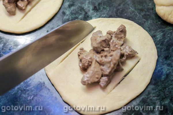 Булочка-плетенка с куриной печенью Булочка-плетенка с куриной печенью