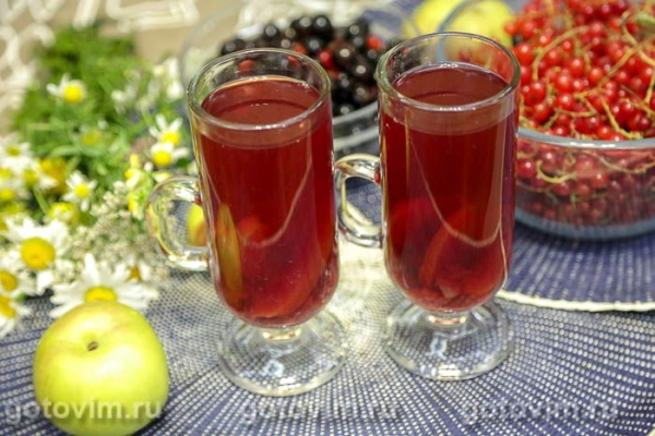 Компот с яблоками, красной и черной смородиной
