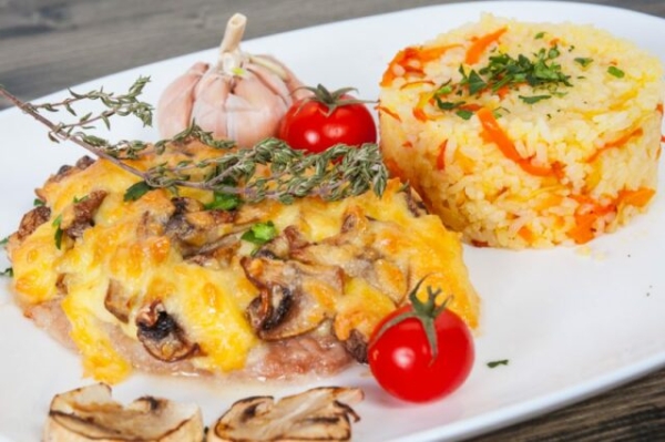 Говядина по-французски с шампиньонами