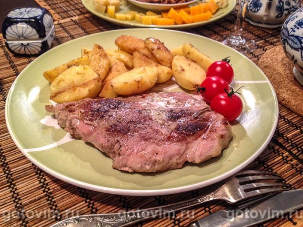Стейк из свиной шейки с лимоном, перцем и чесноком на сковроде Стейк из свиной шейки с лимоном, перцем и чесноком на сковроде