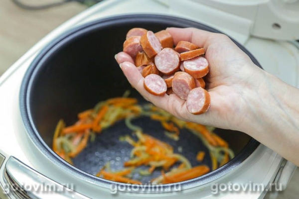 Поджарка из куриной печени с копчёными колбасками в мультиварке