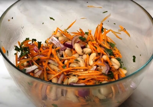 Проще не придумаешь: салат из фасоли и моркови становится фаворитом даже на праздничном столе Проще не придумаешь: салат из фасоли и моркови становится фаворитом даже на праздничном столе