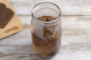 Домашний квас из ржаного черного хлеба Домашний квас из ржаного черного хлеба