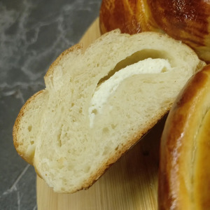 Рулет на дрожжевом тесте с творогом