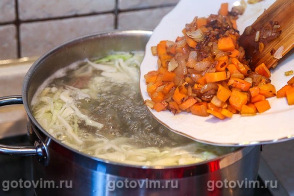 Борщ с лесными грибами и фасолью