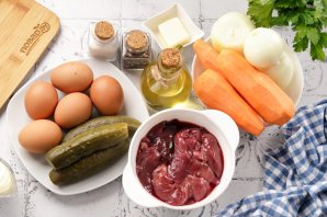Слоеный салат с куриной печенью Слоеный салат с куриной печенью