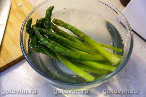 Куриная грудка со спаржей, чесноком и сливочным маслом Куриная грудка со спаржей, чесноком и сливочным маслом