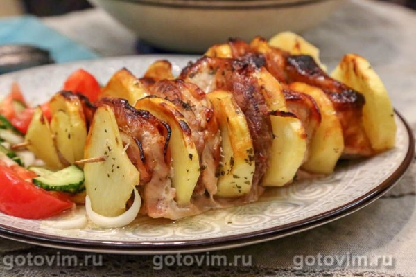 Свинина с картофелем и беконом на шпажках, запеченная в духовке