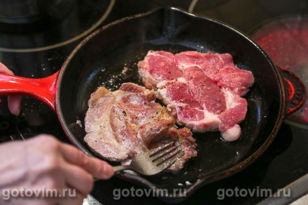 Стейк из свиной шейки с камамбером и клюквой