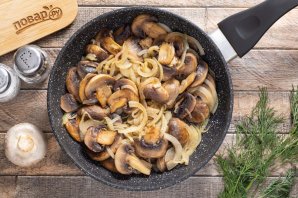 Шампиньоны жареные с луком
