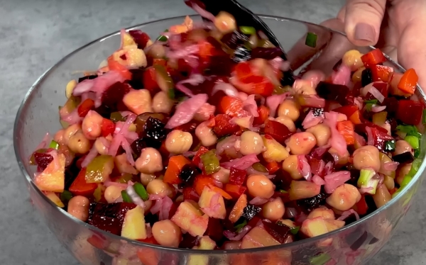 Винегрет так мало кто готовит, а зря. Что нужно добавлять вместо зеленого горошка и фасоли Винегрет так мало кто готовит, а зря. Что нужно добавлять вместо зеленого горошка и фасоли