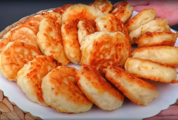 Оладьи-хачапурики: сырный сюрприз за 10 минут, от которого невозможно оторваться даже детям!