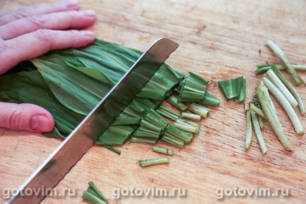 Салат с черемшой, овощами и творогом