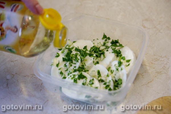 Сыр моцарелла в масле с зеленью Сыр моцарелла в масле с зеленью