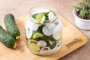 Огурцы с луком на зиму