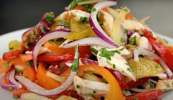 Салат, который заставил нас забыть про майонез: свежий и хрустящий. Рецепт с изюминкой