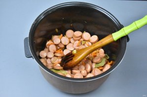 Солянка с сосисками в мультиварке Солянка с сосисками в мультиварке