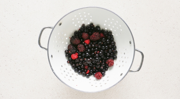 Бисквитный пирог с замороженными ягодами, пошаговый рецепт с фото на 436 ккал