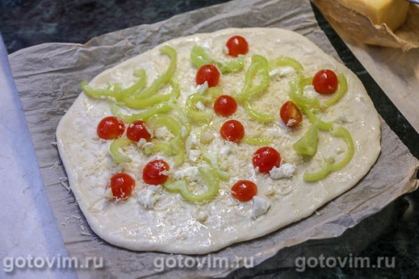 Пицца с окороком, сыром и сырым яйцом Пицца с окороком, сыром и сырым яйцом