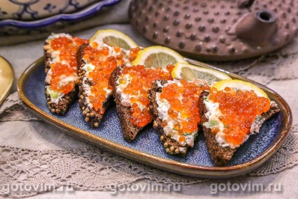 Тартинки с творожным сыром, красной рыбой и икрой Тартинки с творожным сыром, красной рыбой и икрой