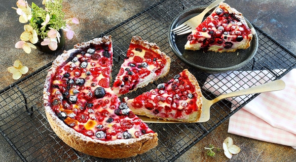 Песочный пирог с ягодами и сметанной заливкой, пошаговый рецепт с фото на 354 ккал