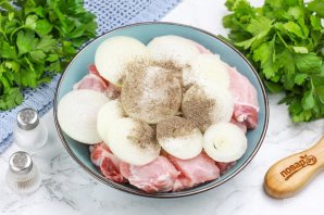 Шашлык из свинины в луковом маринаде Шашлык из свинины в луковом маринаде