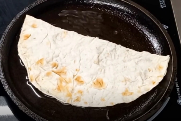 Чебуреки в лаваше. Рецепт для тех, кто не любит возиться с тестом Чебуреки в лаваше. Рецепт для тех, кто не любит возиться с тестом