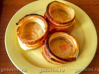 Салат из зеленого горошка с яблоками в тарталетках из слоеного теста