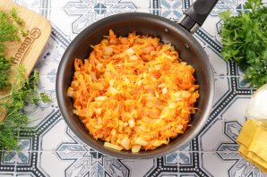 Салат с фасолью, морковью и колбасой