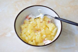 Салат с креветками, ананасом и сыром Салат с креветками, ананасом и сыром