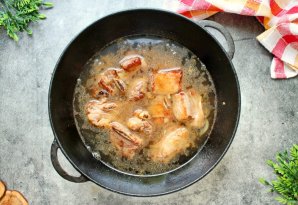 Говяжьи ребрышки в казане с луком Говяжьи ребрышки в казане с луком