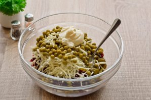 Салат "Виолетта" со свеклой и солеными огурцами Салат "Виолетта" со свеклой и солеными огурцами