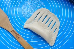 Отрывной пирог из дрожжевого теста с творожной начинкой