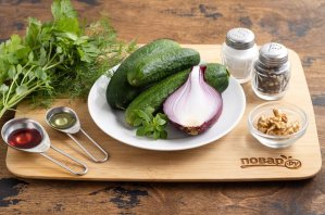 Салат по-грузински из огурцов и зелени Салат по-грузински из огурцов и зелени