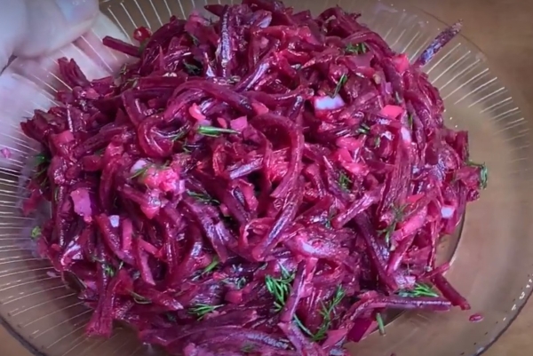 Свекольный салат всего из 3-х ингредиентов. Простой, вкусный и полезный рецепт на каждый день Свекольный салат всего из 3-х ингредиентов. Простой, вкусный и полезный рецепт на каждый день