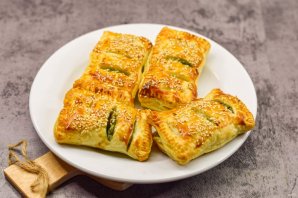 Слоеные пирожки с рикоттой и шпинатом